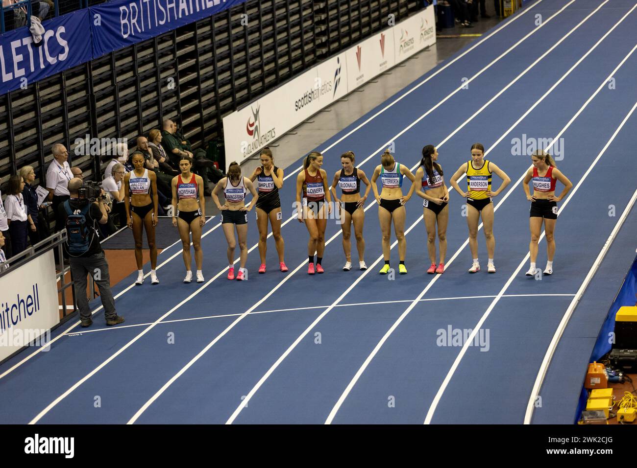 Birmingham, 17. Februar 2024, 1500m Women Heats Start Line, Credit: Aaron Badkin/Alamy Live News Stockfoto