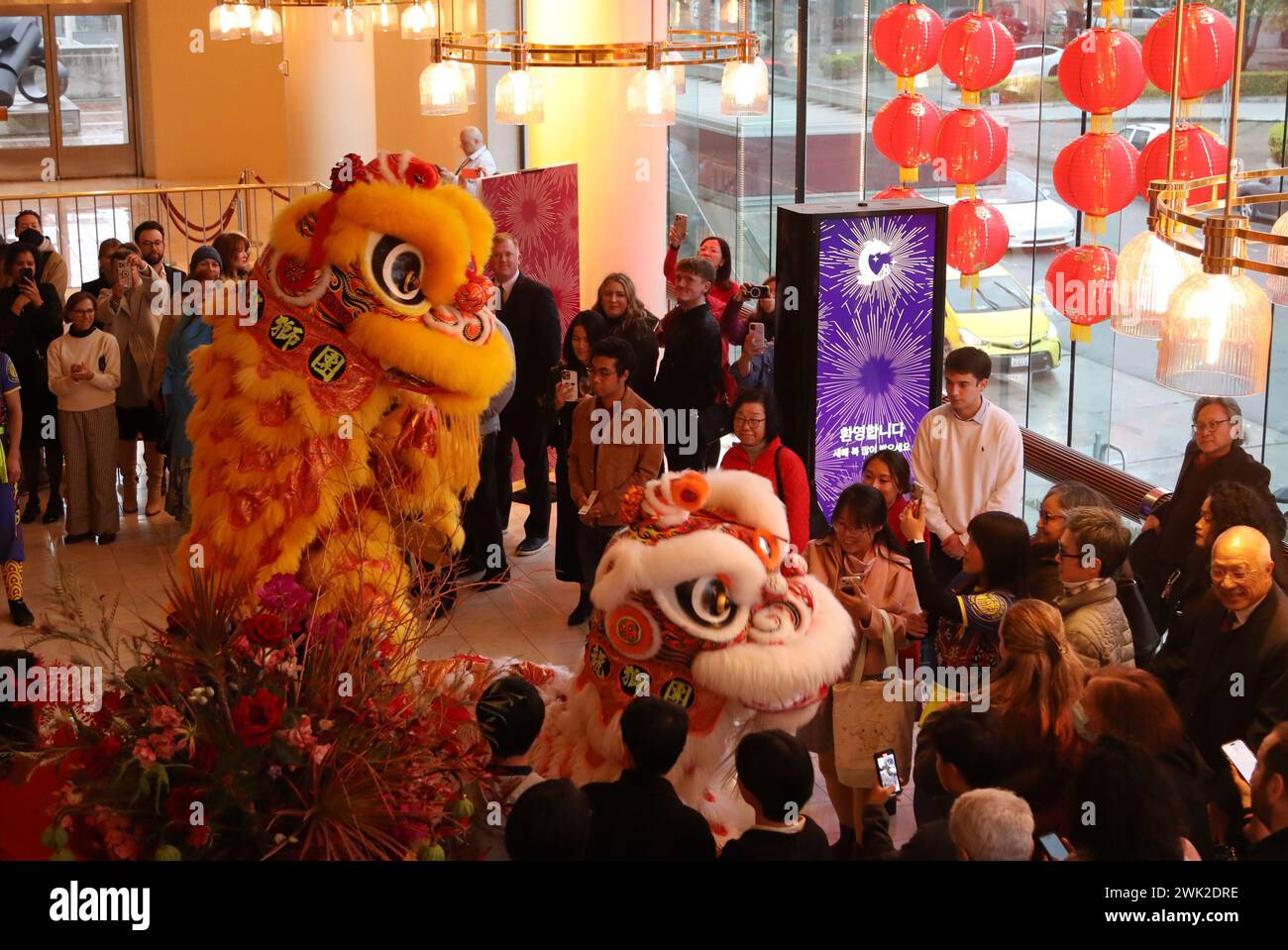 San Francisco, USA. Februar 2024. In der Davies Symphony Hall in San Francisco, Kalifornien, USA, wird am 17. Februar 2024 ein Löwentanz beobachtet. Ein Konzert zum chinesischen Neujahrsfest wurde hier von der San Francisco Symphony am Samstag veranstaltet. Quelle: Liu Yilin/Xinhua/Alamy Live News Stockfoto