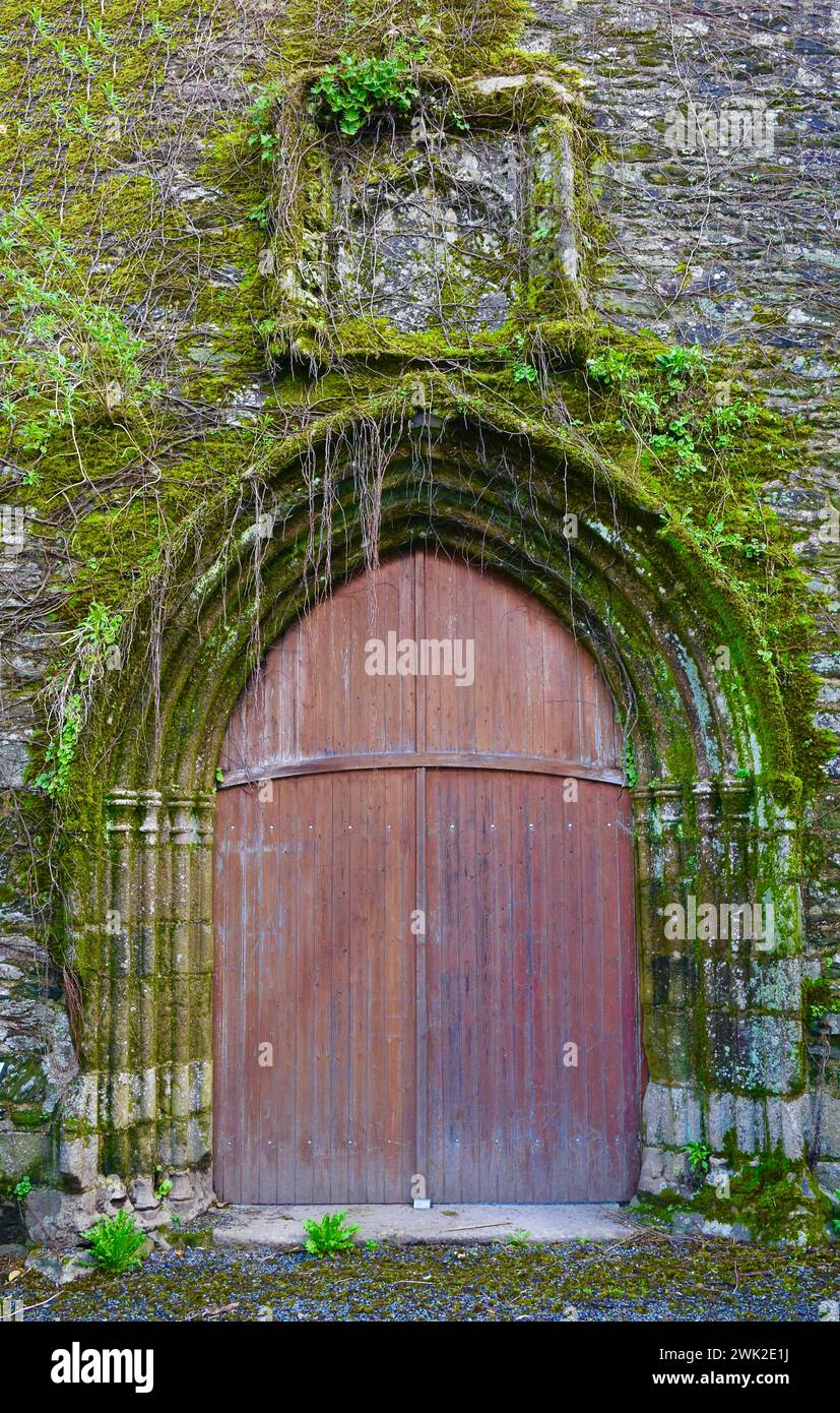 Tür des Augustinerklosters aus dem 14. Jahrhundert - Couvent des Augustins. Carhaix, Bretagne Breizh, Frankreich Stockfoto