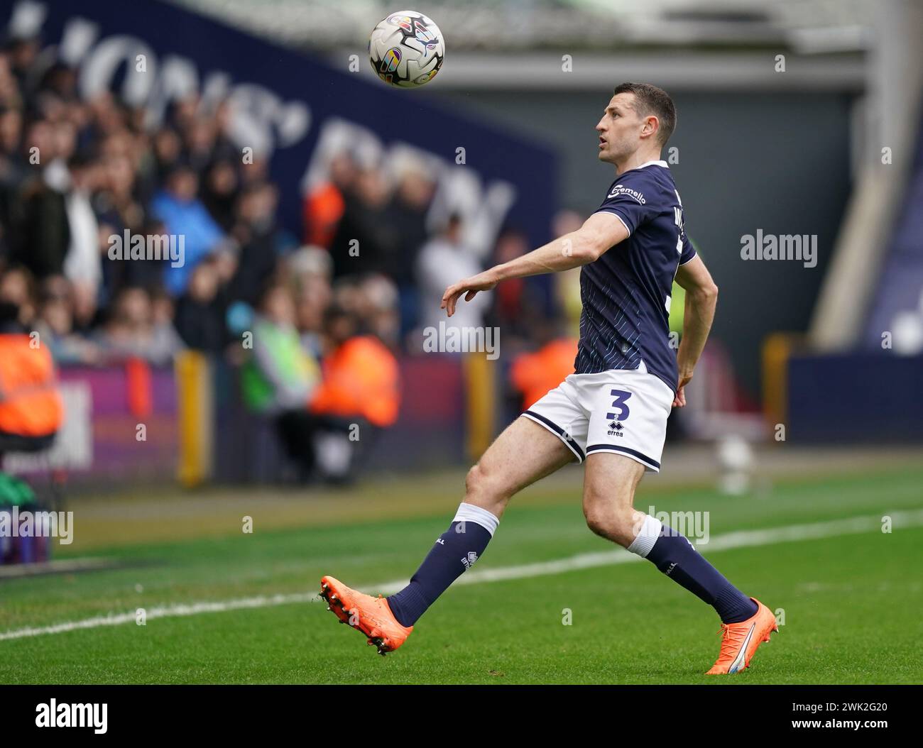 LONDON, ENGLAND - 17. FEBRUAR: Murray Wallace von Millwall während des Sky Bet Championship Matches zwischen Millwall und Sheffield Mittwoch in den am 17. Februar 2024 in London. (Foto: Dylan Hepworth/MB Media) Stockfoto