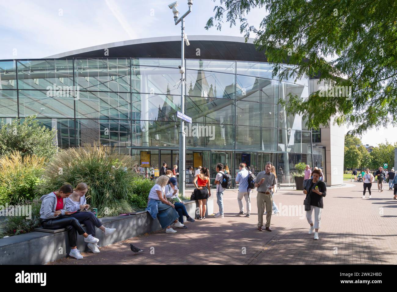Menschen vor dem Van Gogh Museum am Museumplein in Amsterdam. Stockfoto