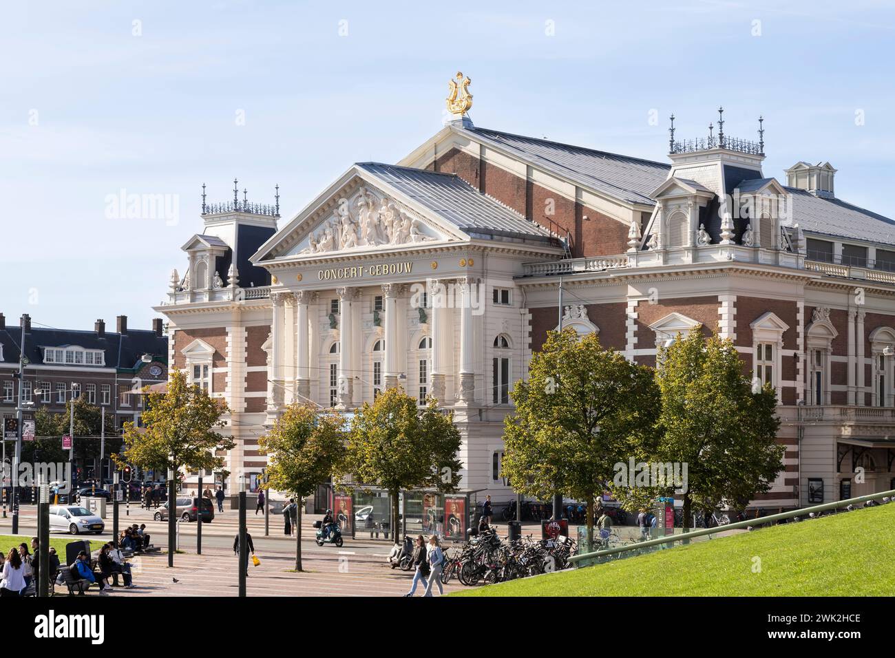 Vor der Königlichen Konzerthalle gegenüber dem Museumplein in Amsterdam. Stockfoto