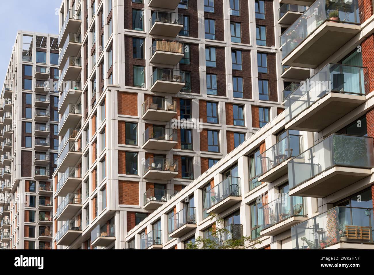 Moderne Hochhausapartments mit Balkon in Amsterdam. Stockfoto