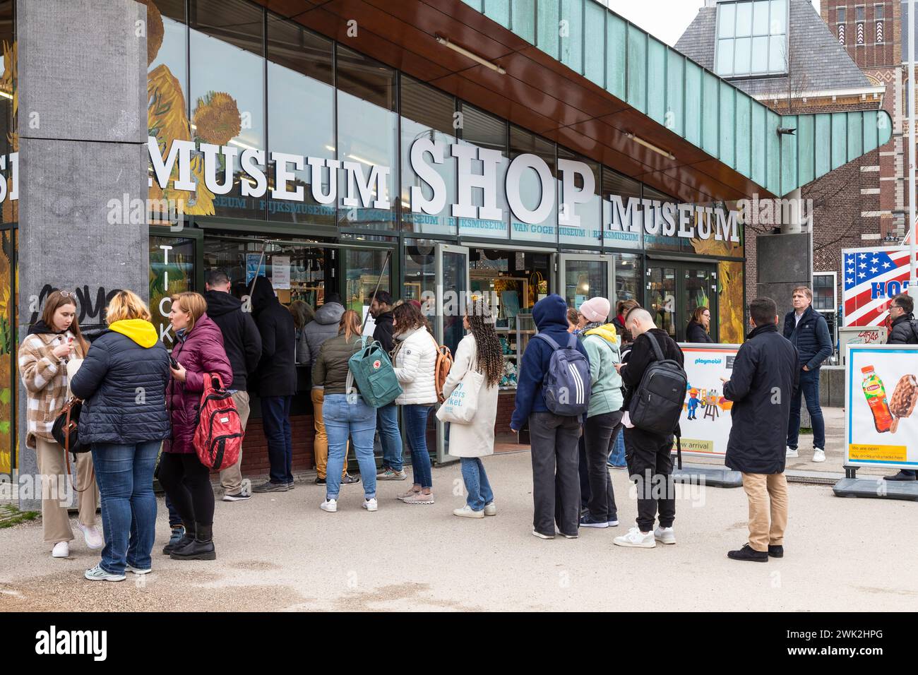 Die Leute stehen für Tickets für das Van Gogh Museum am Museumplein in Amsterdam an. Stockfoto