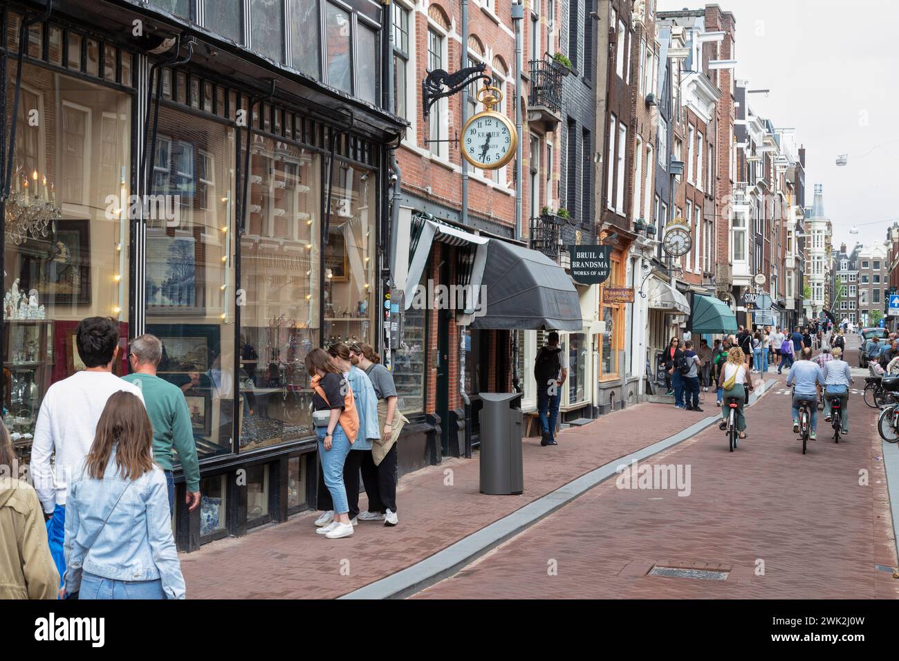 Beliebte Einkaufsstraße mit Antiquitätenläden und Galerien im Zentrum von Amsterdam. Stockfoto