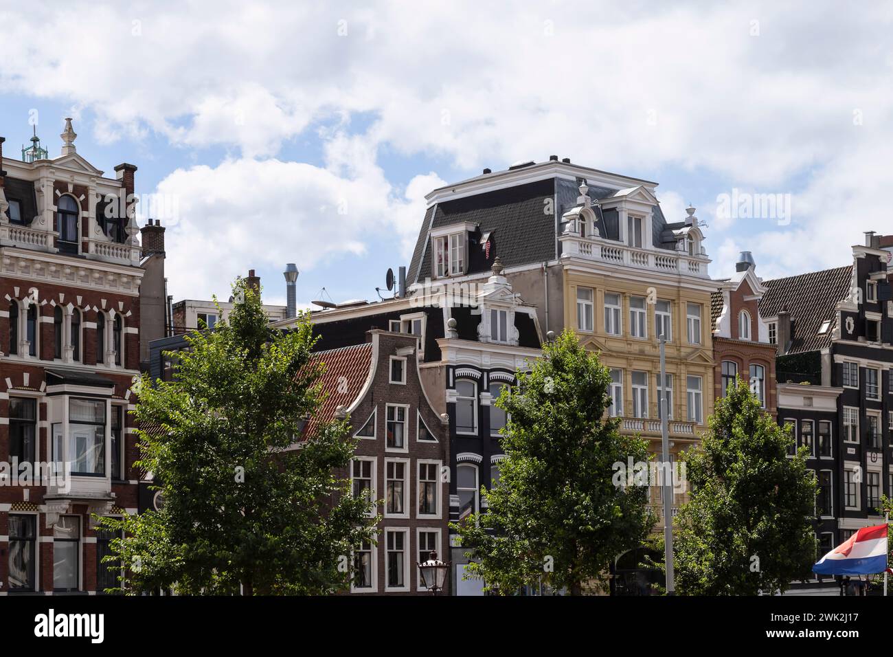 Historische Fassaden der Kanalhäuser entlang der Amstel in Amsterdam. Stockfoto