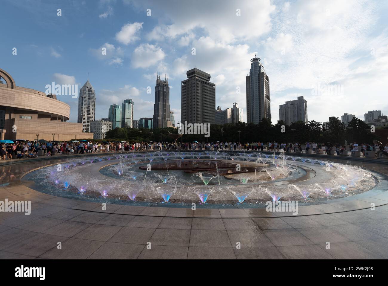 Shanghai, China - 2. September 2023: Die Menschen sehen eine Springbrunnenshow auf dem Shanghai People's Square Stockfoto