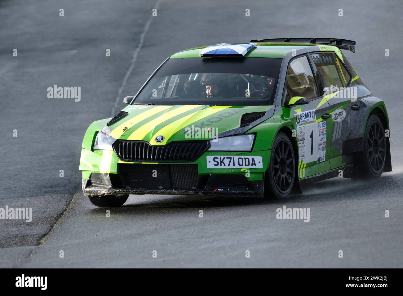 Dunfermline, Großbritannien. Februar 2024. Die Teilnehmer nehmen an der Rallye-Veranstaltung Teil, die vom Border Ecosse Car Club am Knockhill Racing Circuit, Dunfermline, Fife, organisiert wird. Die Grant Construction, Asphaltrennen mit Teams, die 40 Etappenmeilen über 8 Etappen bewältigt haben, wobei mehrere Autos gleichzeitig auf den Etappen stehen. Auto/Fahrer/Navigator, Fahrzeug, Klasse Donnie MacDonald, Andrew Falconer, VW Polo, Klasse 5 ( Credit: Rob Gray/Alamy Live News Stockfoto