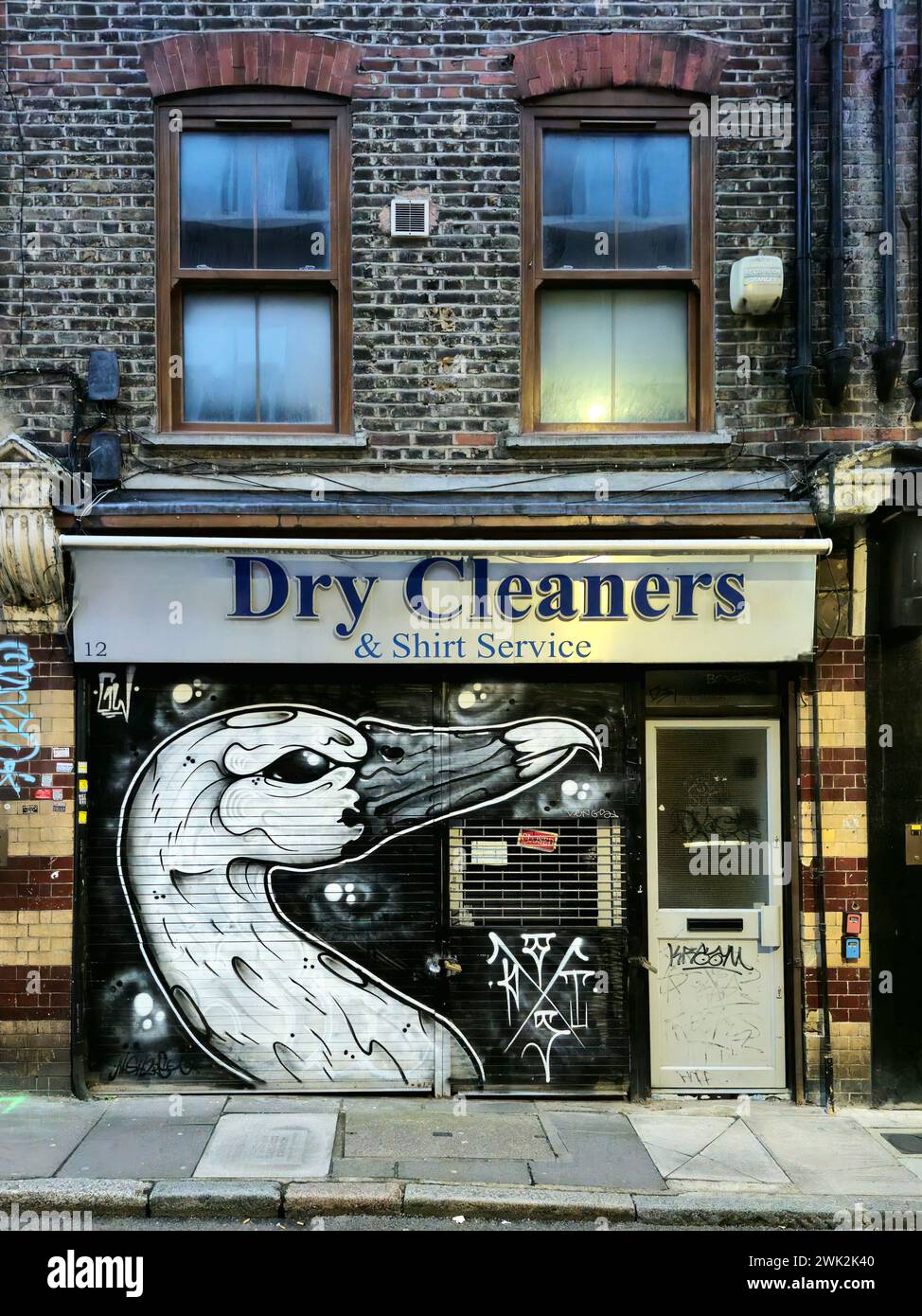 Chemische Reinigung in Ost-London mit Graffiti eines Entenkopfes über der Vorderseite des Ladens Stockfoto