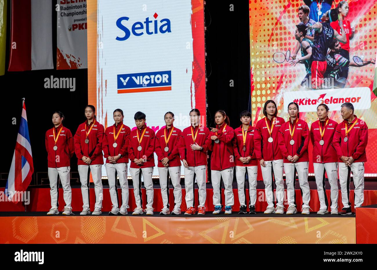 Kuala Lumpur, Malaysia. Februar 2024. Die zweitplatzierten Team Thailand-Spieler posieren bei der Podestzeremonie während der Badminton Asia Team Championships 2024 im Setia City Convention Centre in Shah Alam. (Foto: Wong Fok Loy/SOPA Images/SIPA USA) Credit: SIPA USA/Alamy Live News Stockfoto