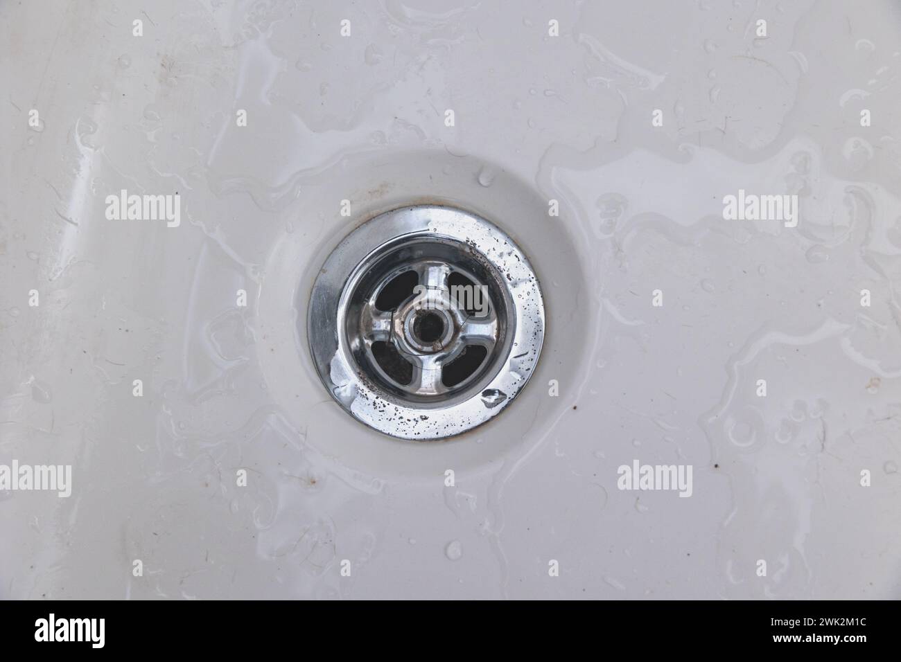 Ich schaue auf ein Steckloch in einem weißen Bad, UK Stockfoto
