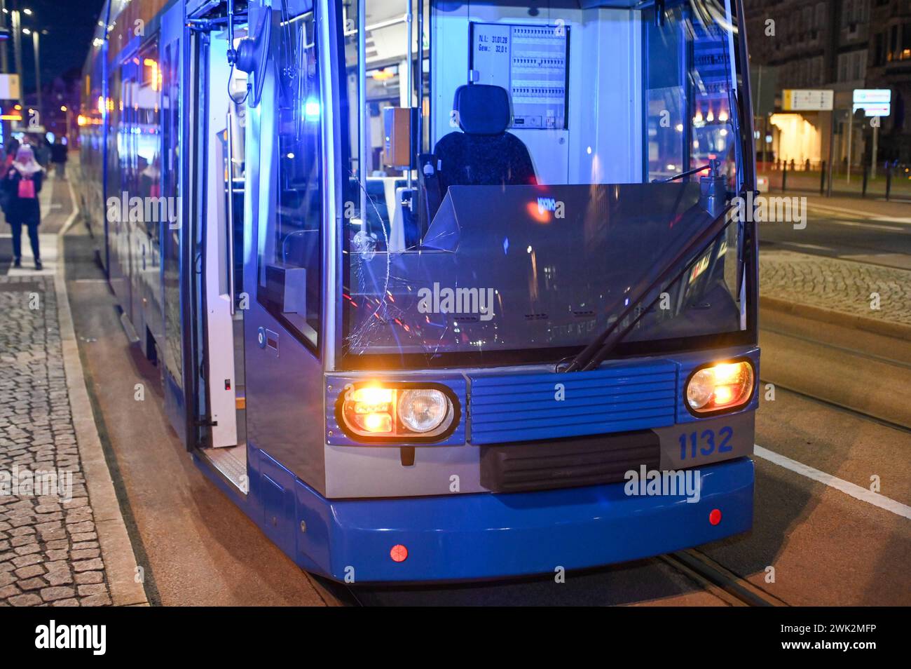 Leipzig - Fußgänger wird von Straßenbahn angefahren und schwer verletzt 15.02.2024 gegen 17,30 Uhr Leipzig, Goerdelerring zu einem schweren Unfall kam es am Donnerstagnachmittag gegen 17,30 Uhr auf dem Leipziger Stadtring. An der Haltestelle Goerdelerring wurde nach ersten Angaben ein Fußgänger von einer Straßenbahn erfasst. Der Passant war dabei schwer verletzt und kam mit einem Rettungswagen in einem Krankenhaus. Auch ein Notarzt war vor Ort im Einsatz. Der Unfalldienst der Polizei hat die weiteren Ermittlungen zum Hergang aufgenommen. Durch den Unfall kam es zu Verspätungen und Einschränkun Stockfoto