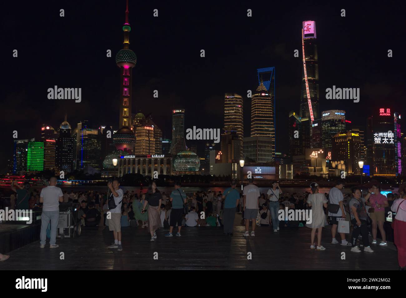 Shanghai, China - 01. September 2023: Menschen beobachten die Skyline der Stadt Lujiazui in Pudong New Area im Aussichtsbereich entlang des Huangpu River Stockfoto