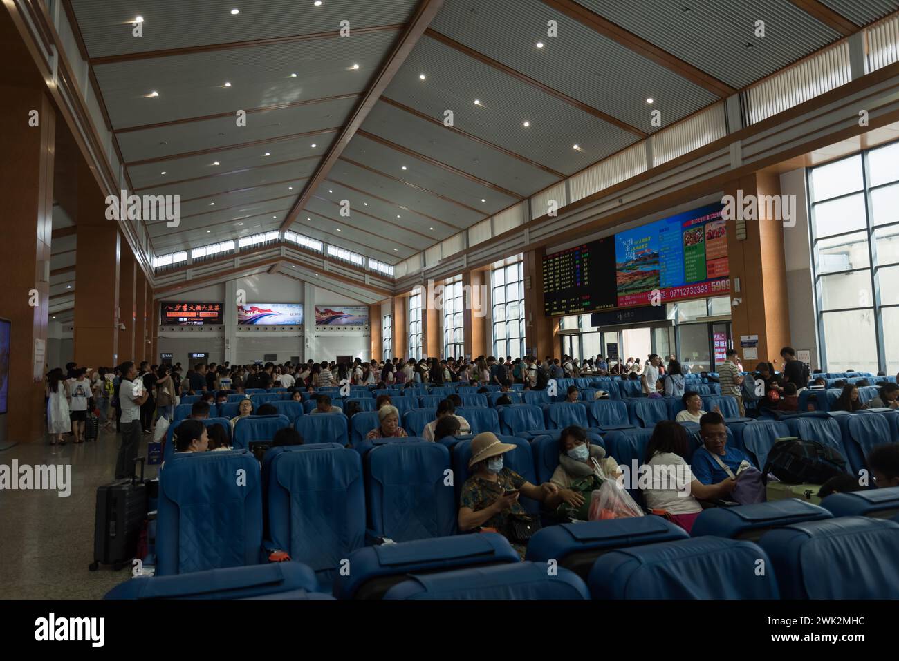 Yangshuo County, Guilin, Guangxi, China - 24. August 2023: Passagiere in der Wartehalle des Bahnhofs Yangshuo Stockfoto