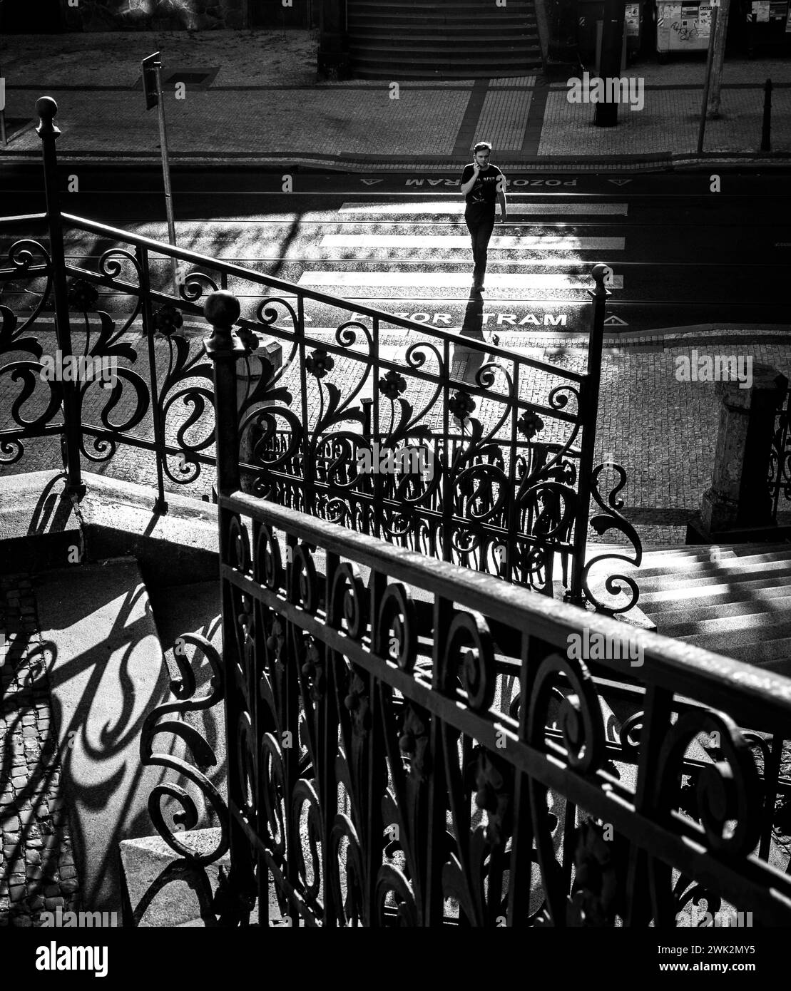 Eine elegante Treppe in Prag an einem Winternachmittag. Eine Person läuft auf dem Zebraübergang mit Blick auf die Kamera. Stockfoto