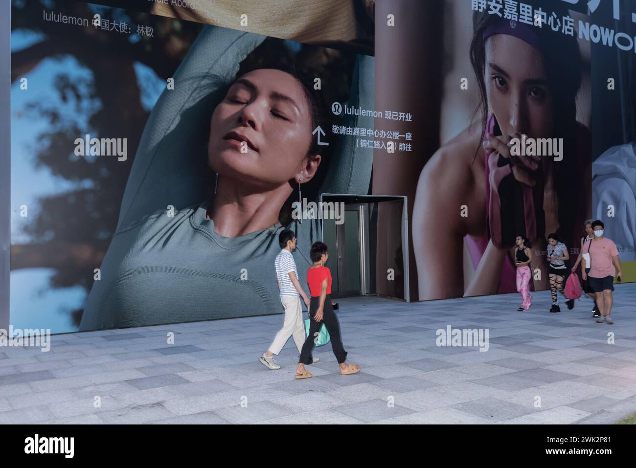 Shanghai, China - 26. August 2023: Ein riesiger Lululemon-Laden eröffnet Werbung an der Außenwand des Jing'an Kerry Center in Shanghai Stockfoto