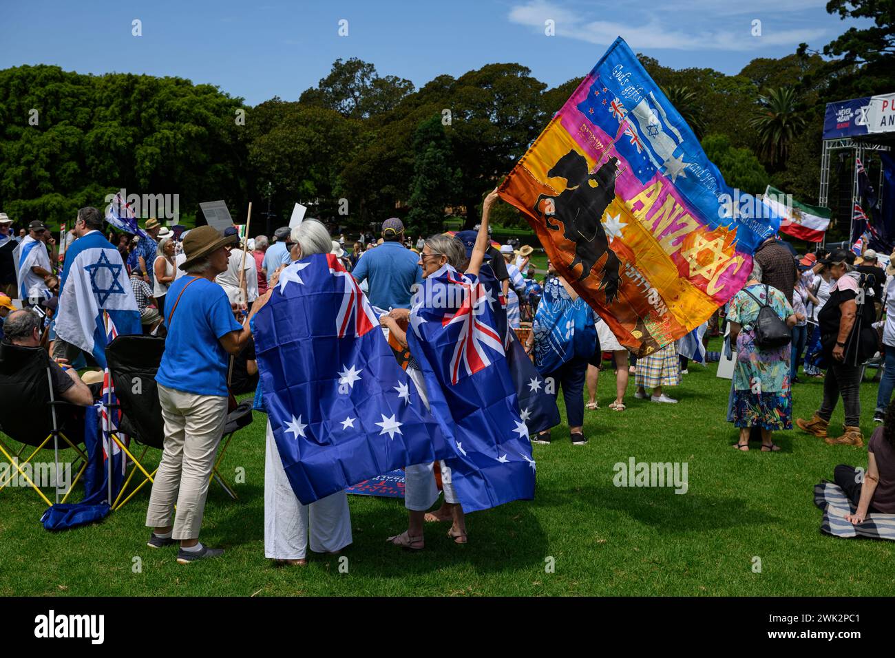 Sydney, Australien. Februar 2024. Tausende von Menschen nahmen am 18. Februar in Zentral-Sydney an einer Kundgebung Teil, um jüdische Australier zu unterstützen, während der Antisemitismus zunimmt. Die Kundgebung wurde von der christlichen Gruppe Never Again IS Now organisiert. Seit dem Ausbruch der Konflikte zwischen Israel und der Hamas im letzten Oktober haben in Australien antisemitische Vorfälle zugenommen. Quelle: George Chan/Alamy Live News Stockfoto