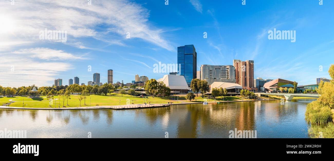 Adelaide, Südaustralien - 17. Februar 2024: Modernes Panorama der Skyline des Geschäftsviertels Adelaide City an einem hellen Morgen mit Blick auf die Torrens r Stockfoto