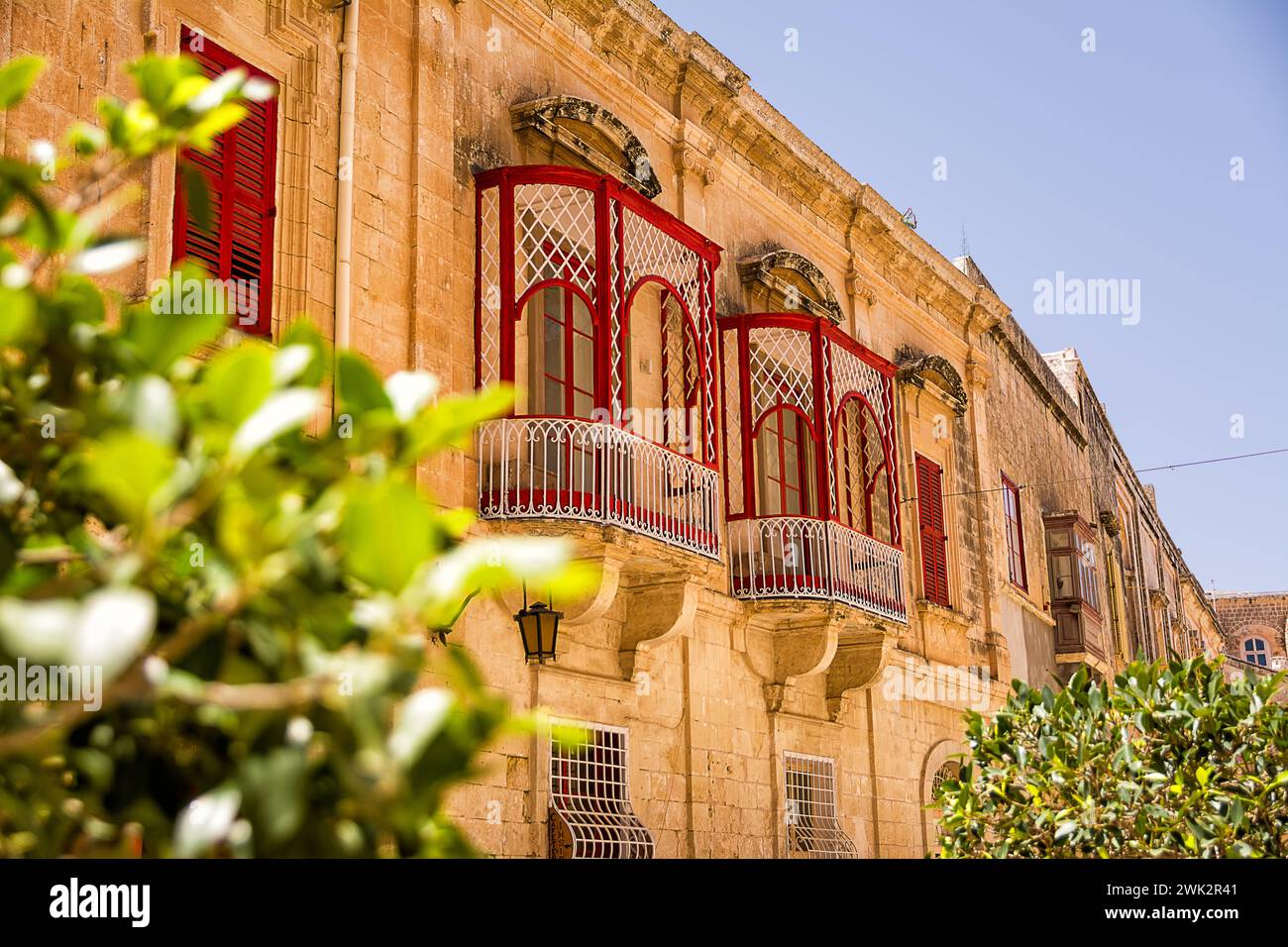Balkone mit bearbeiteter Struktur im Zentrum von Mdina (Malta) Stockfoto