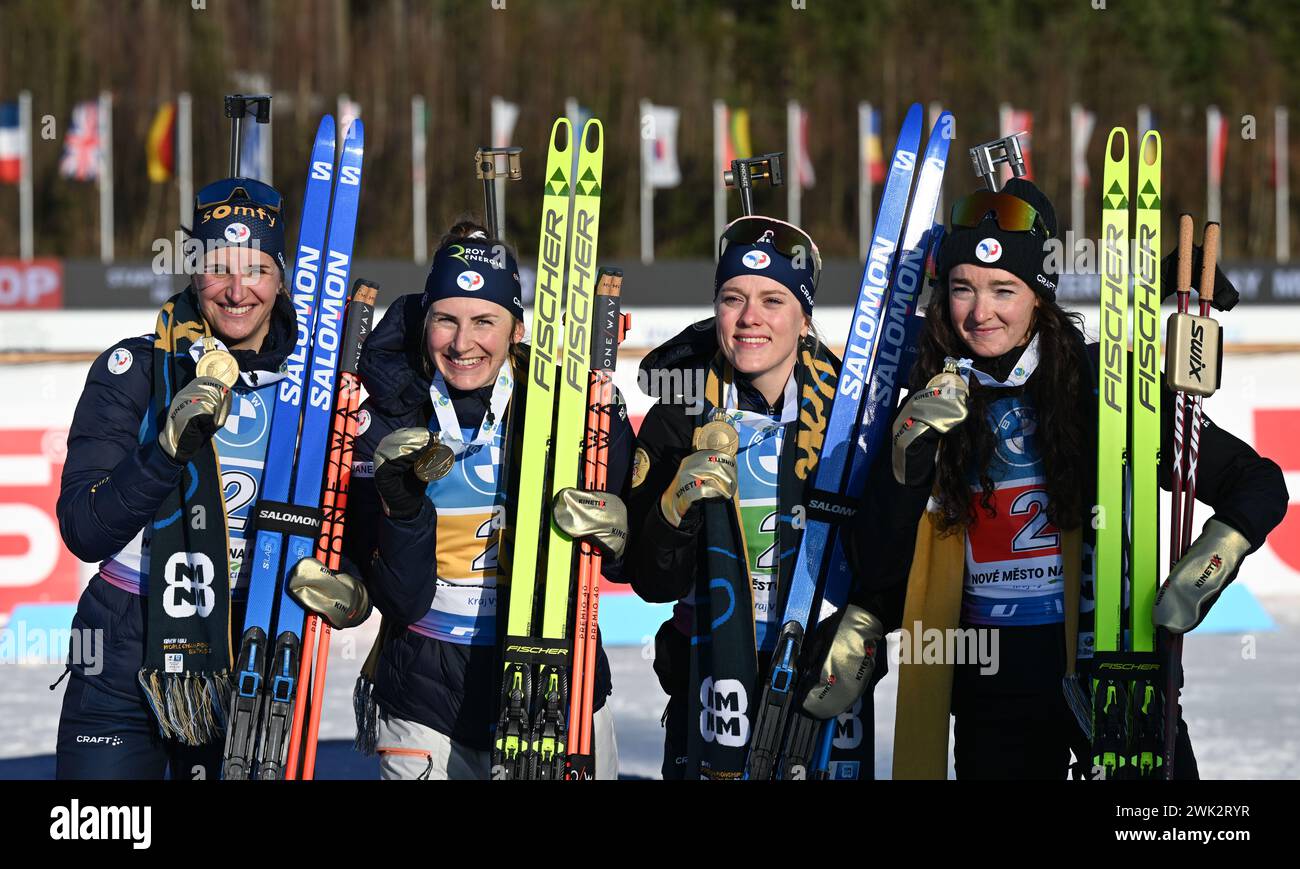 17. Februar 2024, Tschechische Republik, Nove Mesto Na Morave: Biathlon, Weltmeisterschaften, 4 x 6 km Staffel, Frauen. Das französische Staffelteam mit Julia Simon (von links), Justine Braisaz-Bouchet, Sophie Chauveau und Lou Jeanmonnot freuen sich, Gold zu gewinnen. Foto: Hendrik Schmidt/dpa Stockfoto