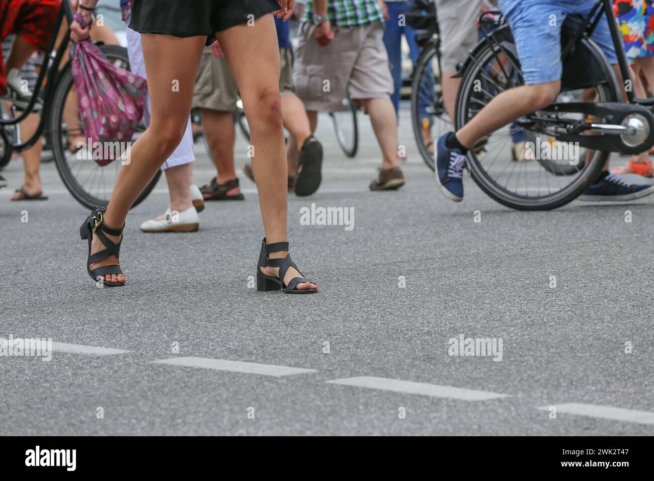Fußgänger überqueren die Straße an der Ampel Stockfoto