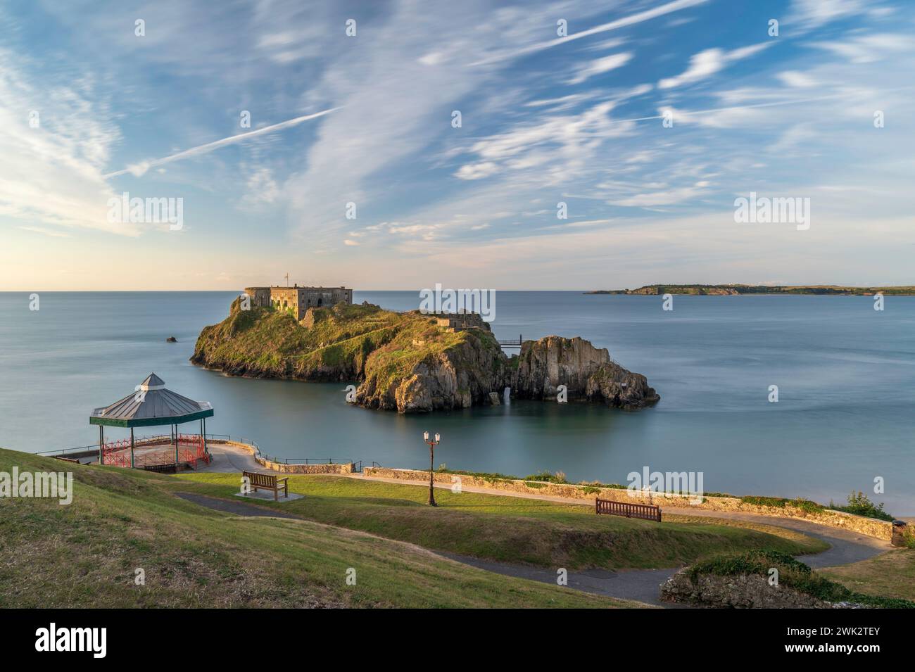 St. Catherine's Island, an der Küste von Tenby, Südwales. Es ist Sonnenaufgang und die Flut in der Umgebung der Insel mit Wasser. Stockfoto