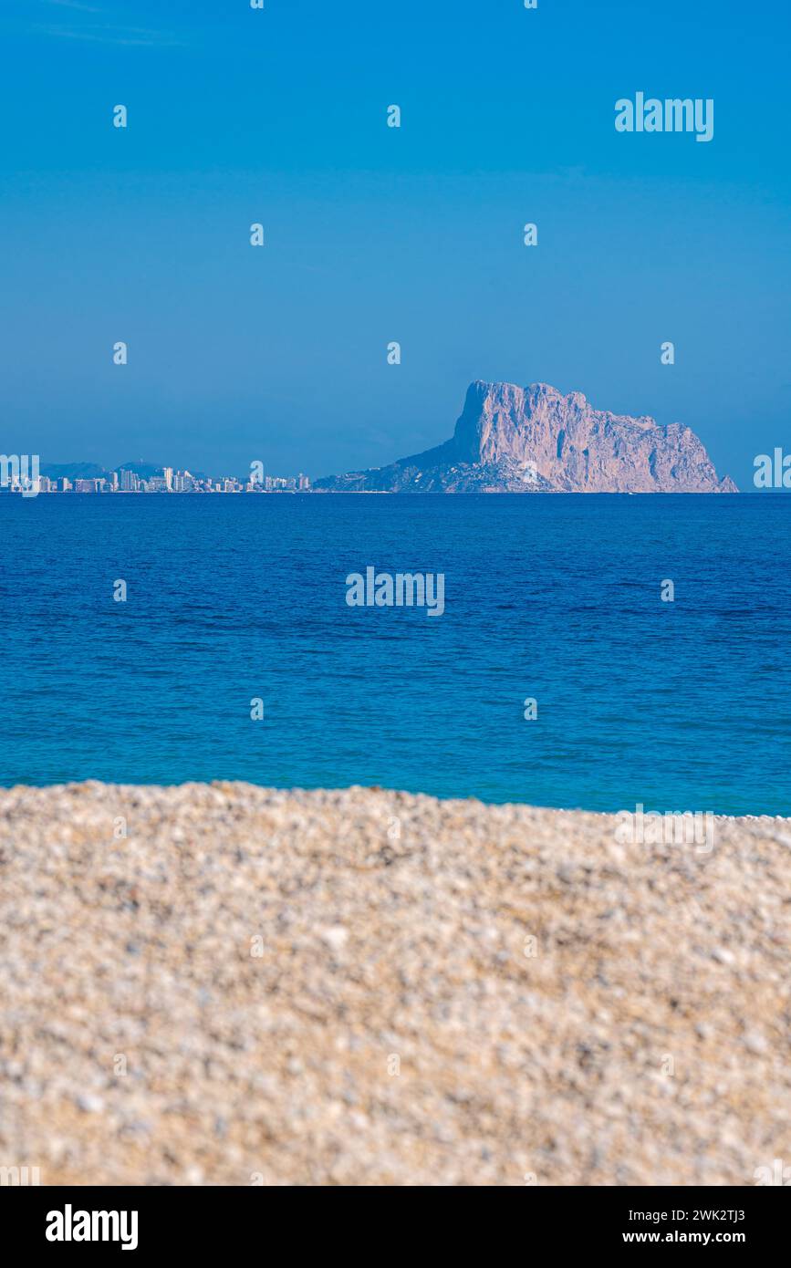 Blick auf den Penon de Ifach und das Mittelmeer in Calpe, Spanien Stockfoto