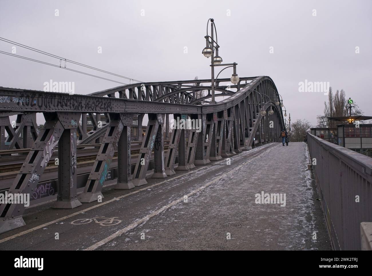 Berlin, Deutschland - 06. Januar 2024: Berliner Mauer am 9. November 1989 an einem bewölkten Wintertag. Bosebrucke in der Bornholmer Straße. Ehemaliger Grenzübergang Stockfoto