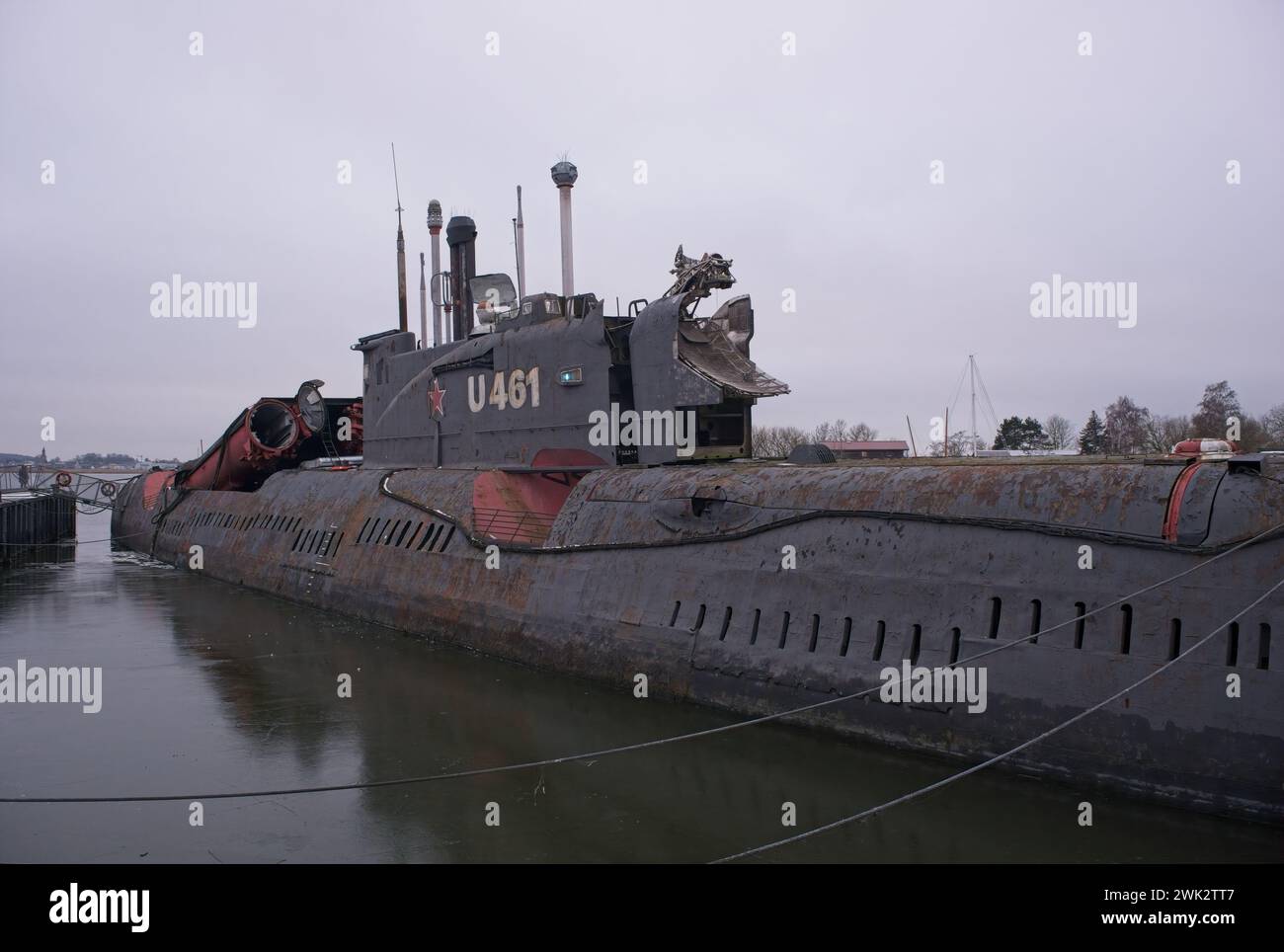 Peenemunde, Deutschland - 10. Januar 2024: U-Boot JULIETT U-461. Ehemalige Ostsee-Rote-Banner-Flotte und Pier der 1. Flottille. Wolke Stockfoto