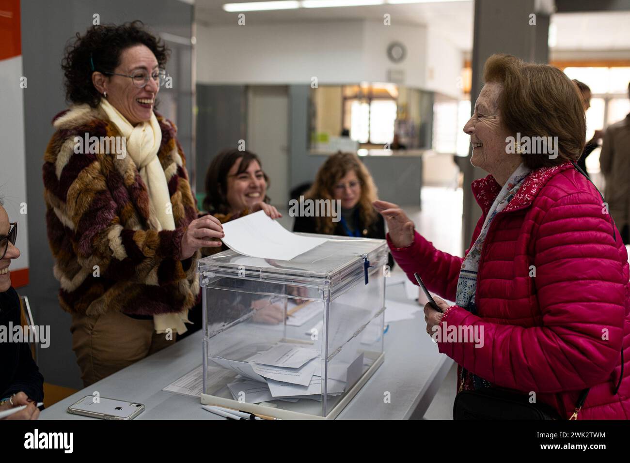 18. Februar 2024, Pontevedra, Pontevedra, EspaÃ±a: Colegio electoral en el Centro Gallego de TecnificaciÃ³n Deportiva (Bild: © Elena Fernandez/ZUMA Press Wire) NUR REDAKTIONELLE VERWENDUNG! Nicht für kommerzielle ZWECKE! Stockfoto