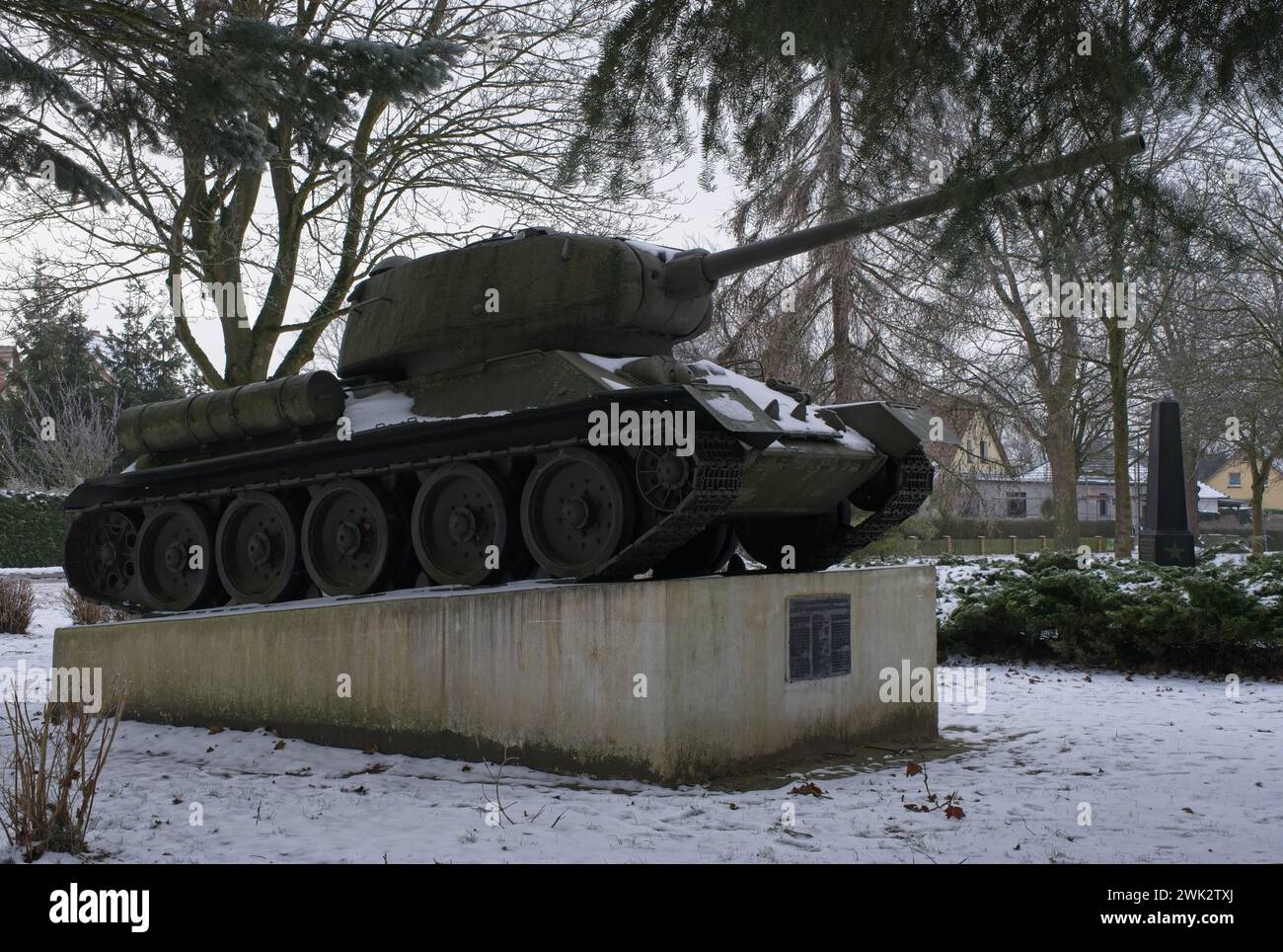 Lalendorf, Deutschland - 12. Januar 2024. Sowjetische Panzer-Gedenkstätte T-34 Lalendorf. Es ist der einzige Panzer, der in Mecklenburg-Vorpommern während des zweiten Überlebens erhalten blieb Stockfoto