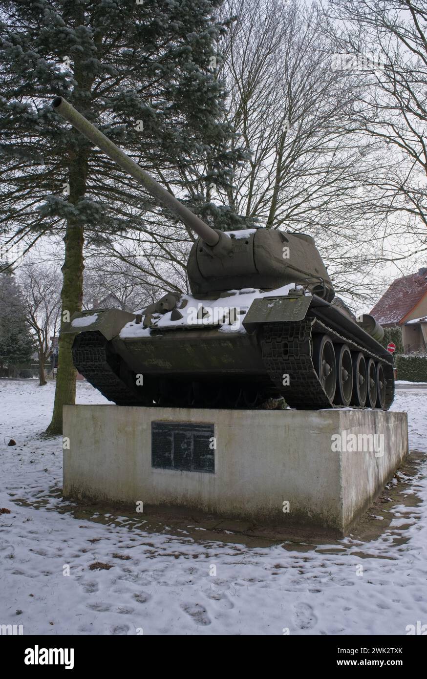 Lalendorf, Deutschland - 12. Januar 2024. Sowjetische Panzer-Gedenkstätte T-34 Lalendorf. Es ist der einzige Panzer, der in Mecklenburg-Vorpommern während des zweiten Überlebens erhalten blieb Stockfoto