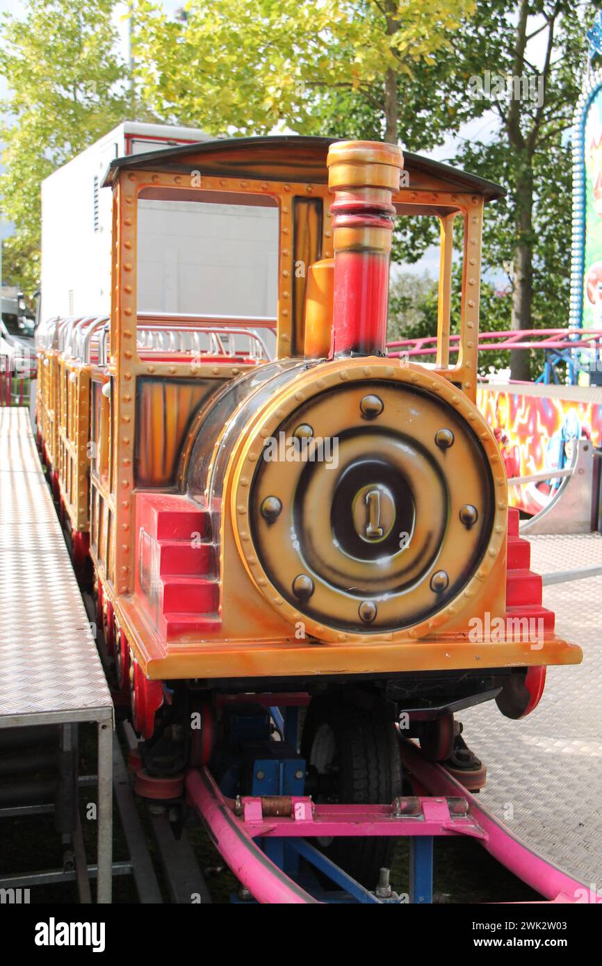 Eine Fahrt mit dem Kinderzug bei einer lustigen Messe-Vergnügungsveranstaltung. Stockfoto