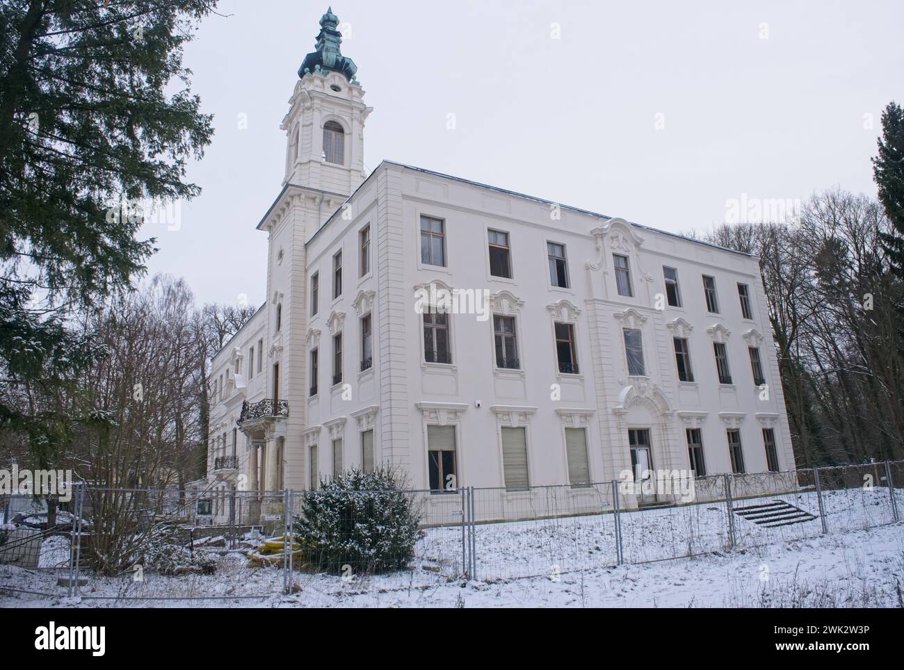 Wandlitz – 17. Januar 2024: SS-Häuptling Himmler übernahm 1940 das Schloss Dammsmuhle als Basis und als elegante Pension. Bewölkt Stockfoto
