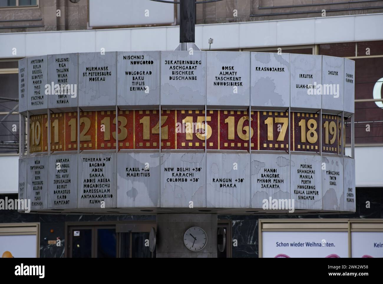 Berlin, Deutschland - 21. Januar 2024: Urania Weltzeituhr Universaluhr und Fernsehturm am Alexanderplatz in Berlin. Sonniger Wintertag. Selektiver Fokus Stockfoto