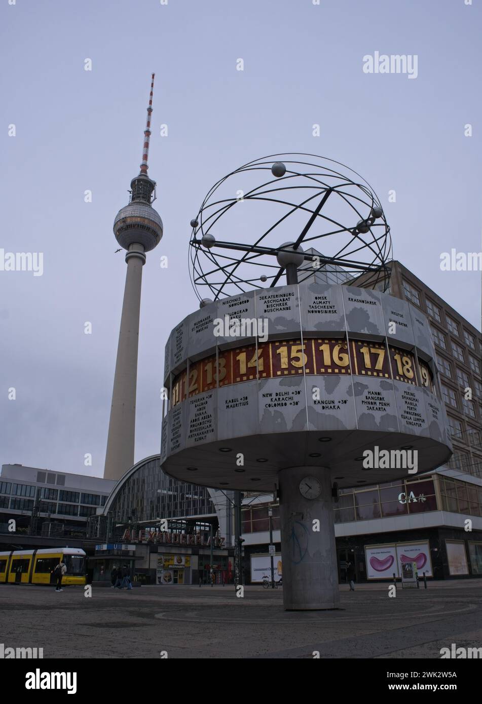 Berlin, Deutschland - 21. Januar 2024: Urania Weltzeituhr Universaluhr und Fernsehturm am Alexanderplatz in Berlin. Sonniger Wintertag. Selektiver Fokus Stockfoto