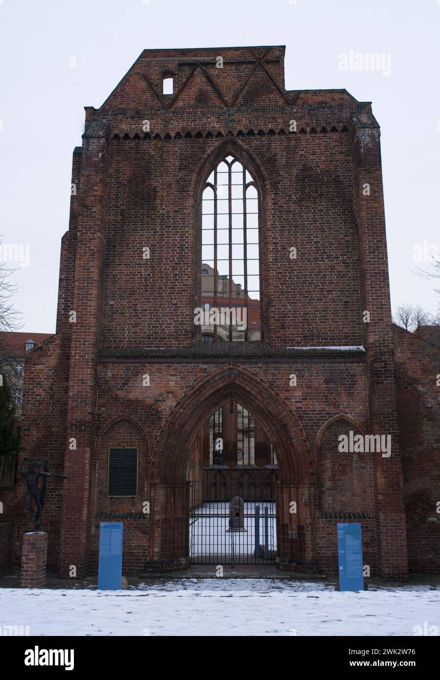 Berlin, Deutschland - 21. Januar 2024: Ruinen der Franziskanerkloster-Kirche. Sie wurde 1945 bei einem anglo-amerikanischen Luftangriff zerstört. Bewölkt Stockfoto