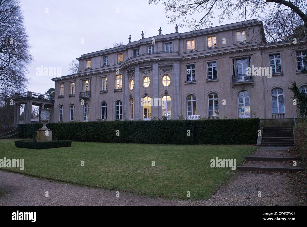 Berlin - 22. Januar 2024: Holocaust-Gedenkstätte und Museum, bekannt als Haus der Wannsee-Konferenz. Bewölkter Winter Stockfoto