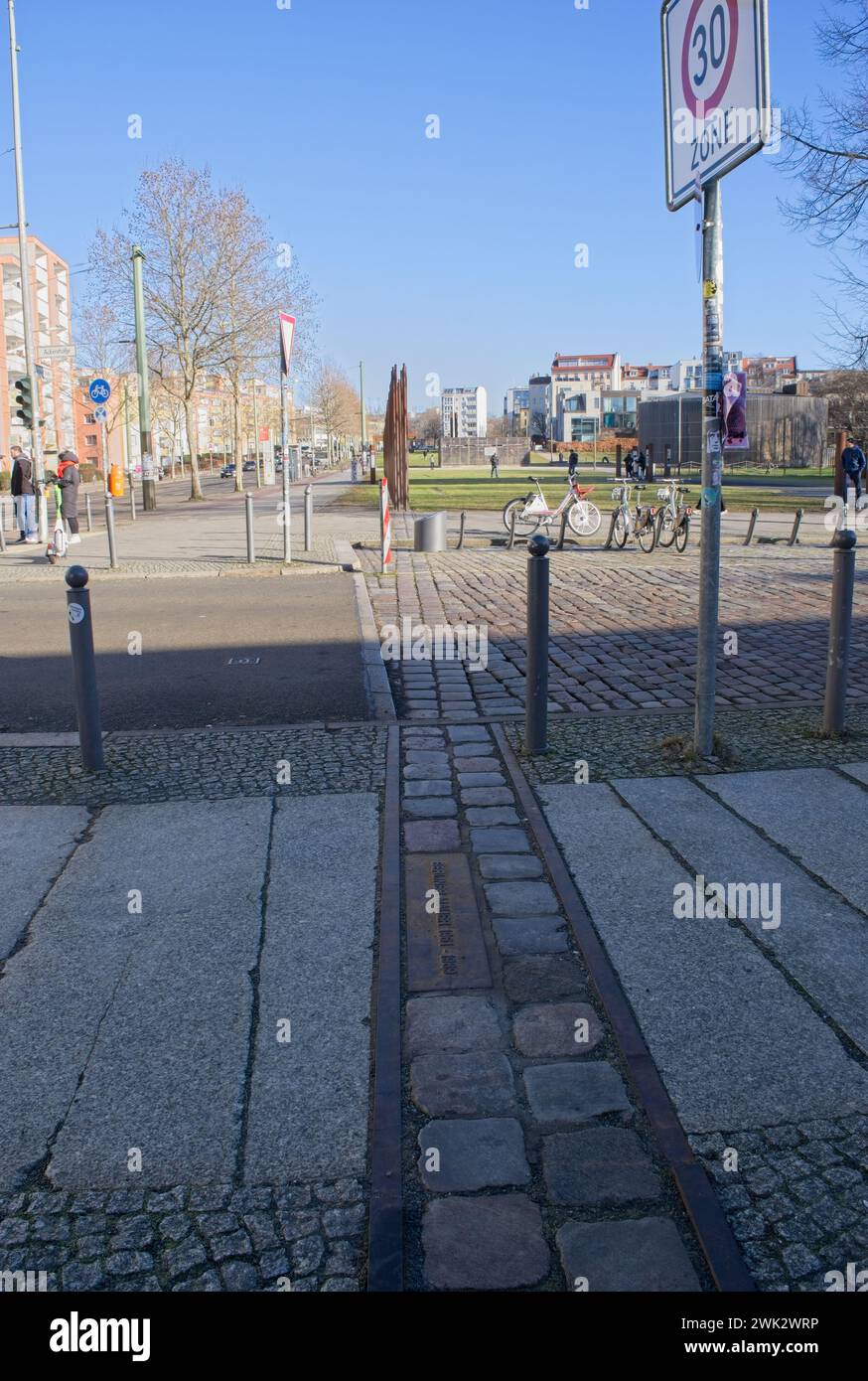 Berlin, Deutschland - 28. Januar 2024: Bernauer Straße. Die Gedenkstätte Berliner Mauer wurde 1998 errichtet, um der durch die Mauer und die d entstandenen Teilung zu gedenken Stockfoto