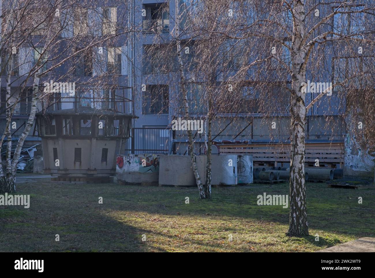 Berlin, Deutschland - 28. Januar 2024: Bernauer Straße. Die Gedenkstätte Berliner Mauer wurde 1998 errichtet, um der durch die Mauer und die d entstandenen Teilung zu gedenken Stockfoto