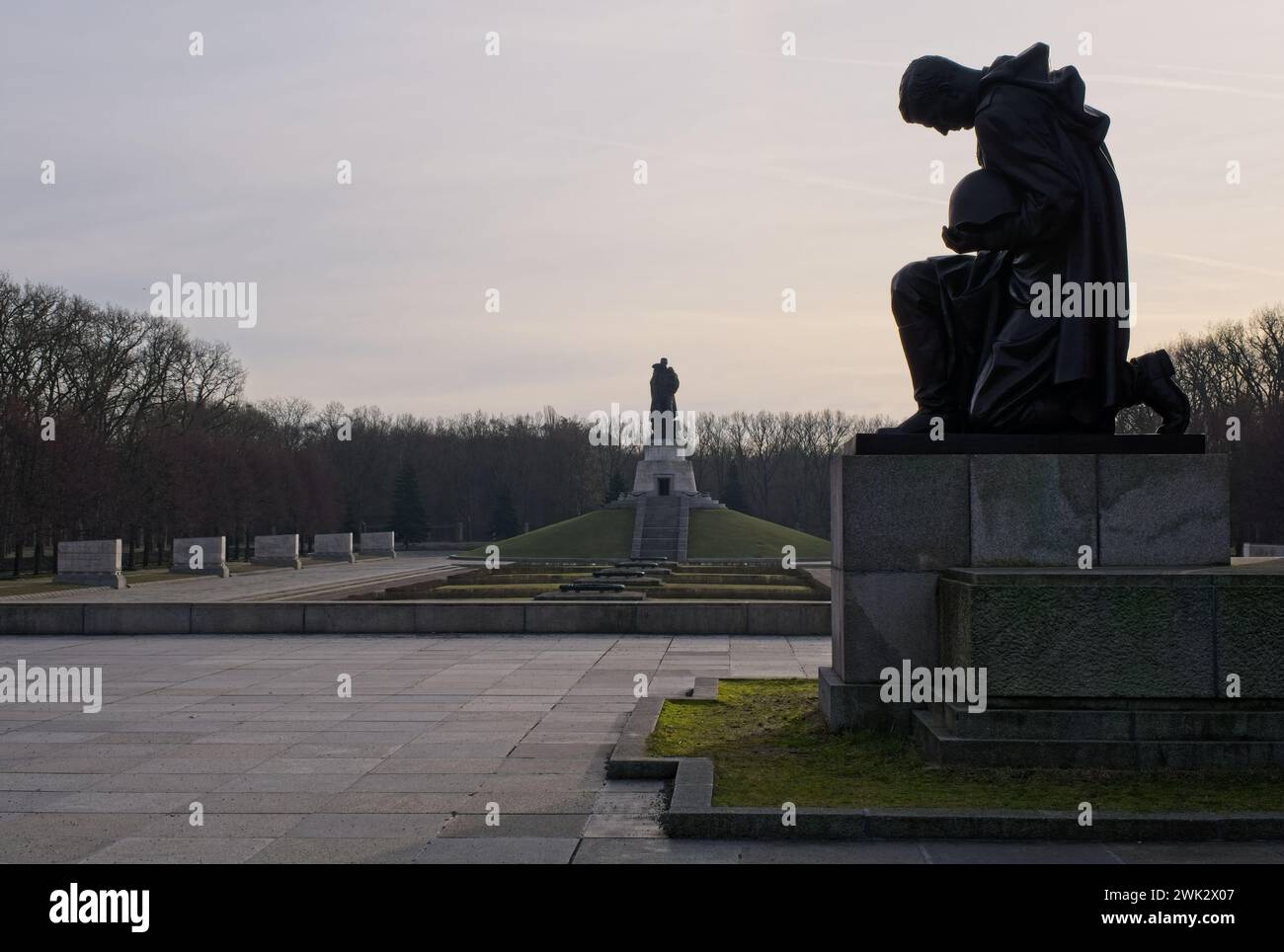 Berlin - 30. Januar 2024: Sowjetisches Kriegsdenkmal (Treptower Park). Hier ruhen schätzungsweise 5.000 bis 7.000 sowjetische Soldaten, die nicht überlebten Stockfoto