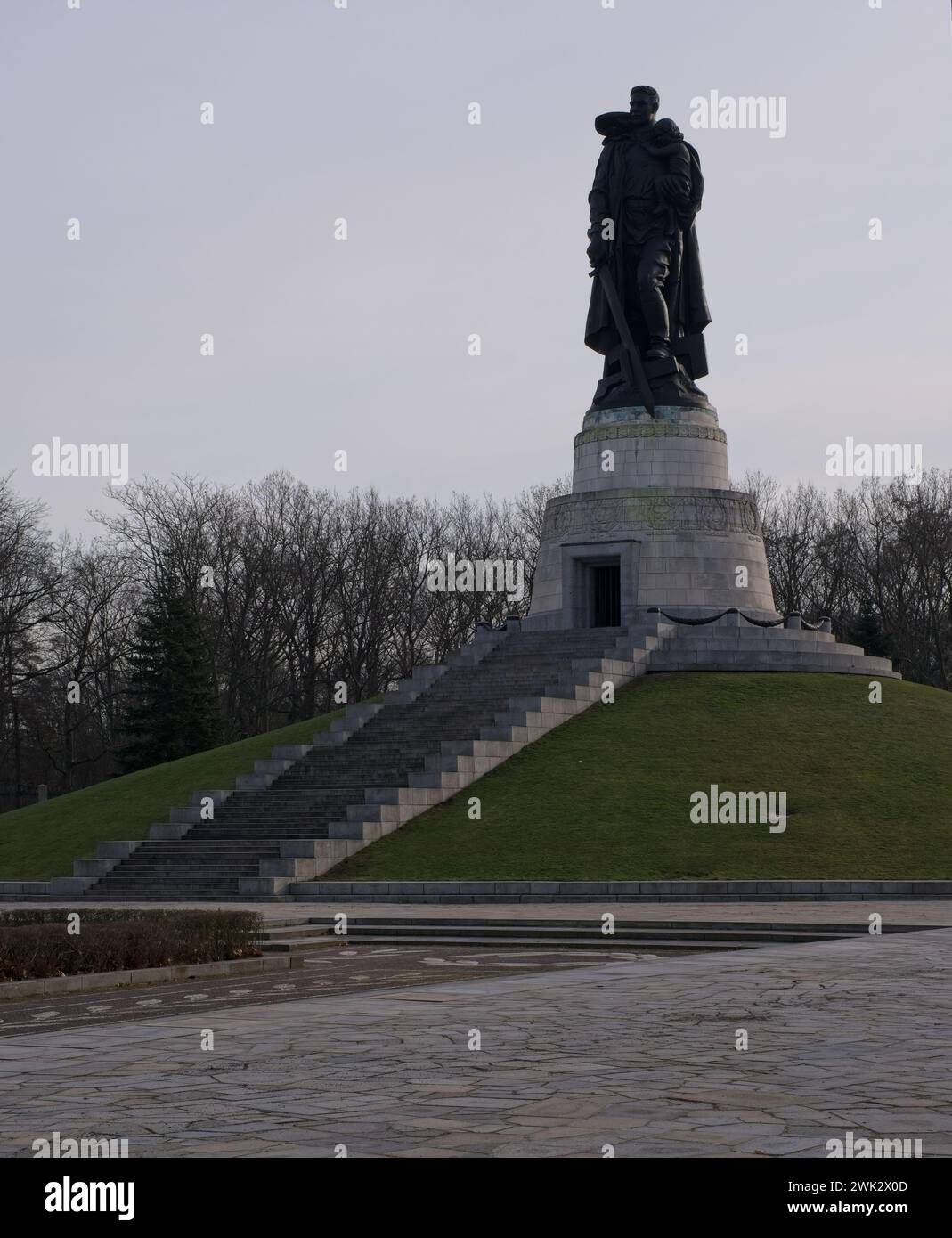 Berlin - 30. Januar 2024: Sowjetisches Kriegsdenkmal (Treptower Park). Hier ruhen schätzungsweise 5.000 bis 7.000 sowjetische Soldaten, die nicht überlebten Stockfoto