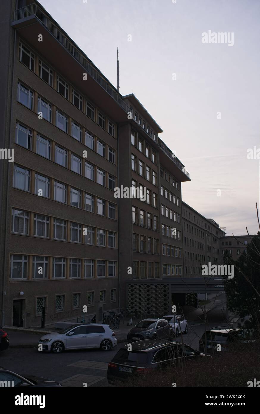 Berlin - 30. Januar 2024: Stasi-Quartier, Museum, Gedenkstätte und Forschungszentrum. Fotos, Dokumente, Geräte zur Überwachung der DDR-Bürger Stockfoto