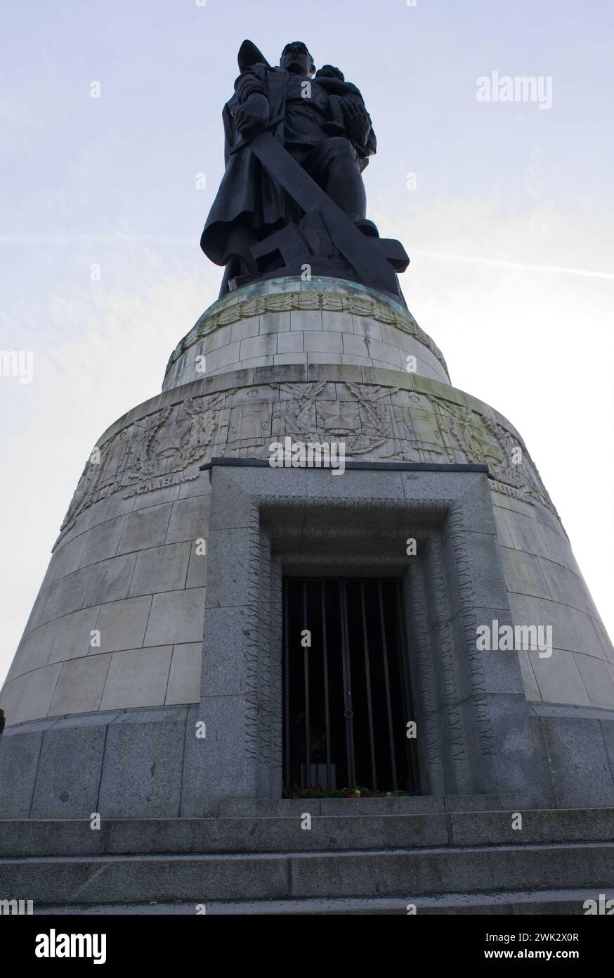 Berlin - 30. Januar 2024: Sowjetisches Kriegsdenkmal (Treptower Park). Hier ruhen schätzungsweise 5.000 bis 7.000 sowjetische Soldaten, die nicht überlebten Stockfoto