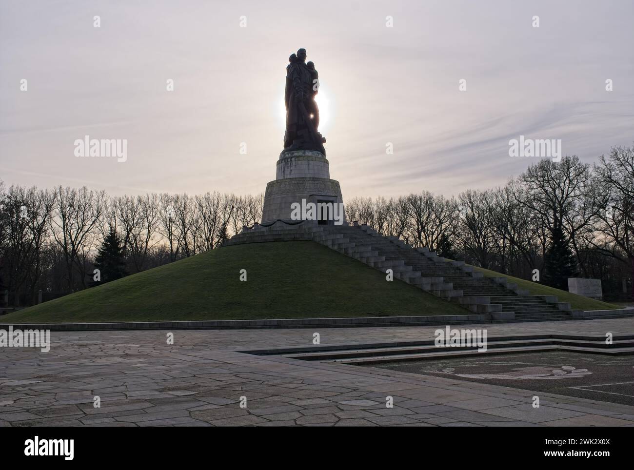 Berlin - 30. Januar 2024: Sowjetisches Kriegsdenkmal (Treptower Park). Hier ruhen schätzungsweise 5.000 bis 7.000 sowjetische Soldaten, die nicht überlebten Stockfoto