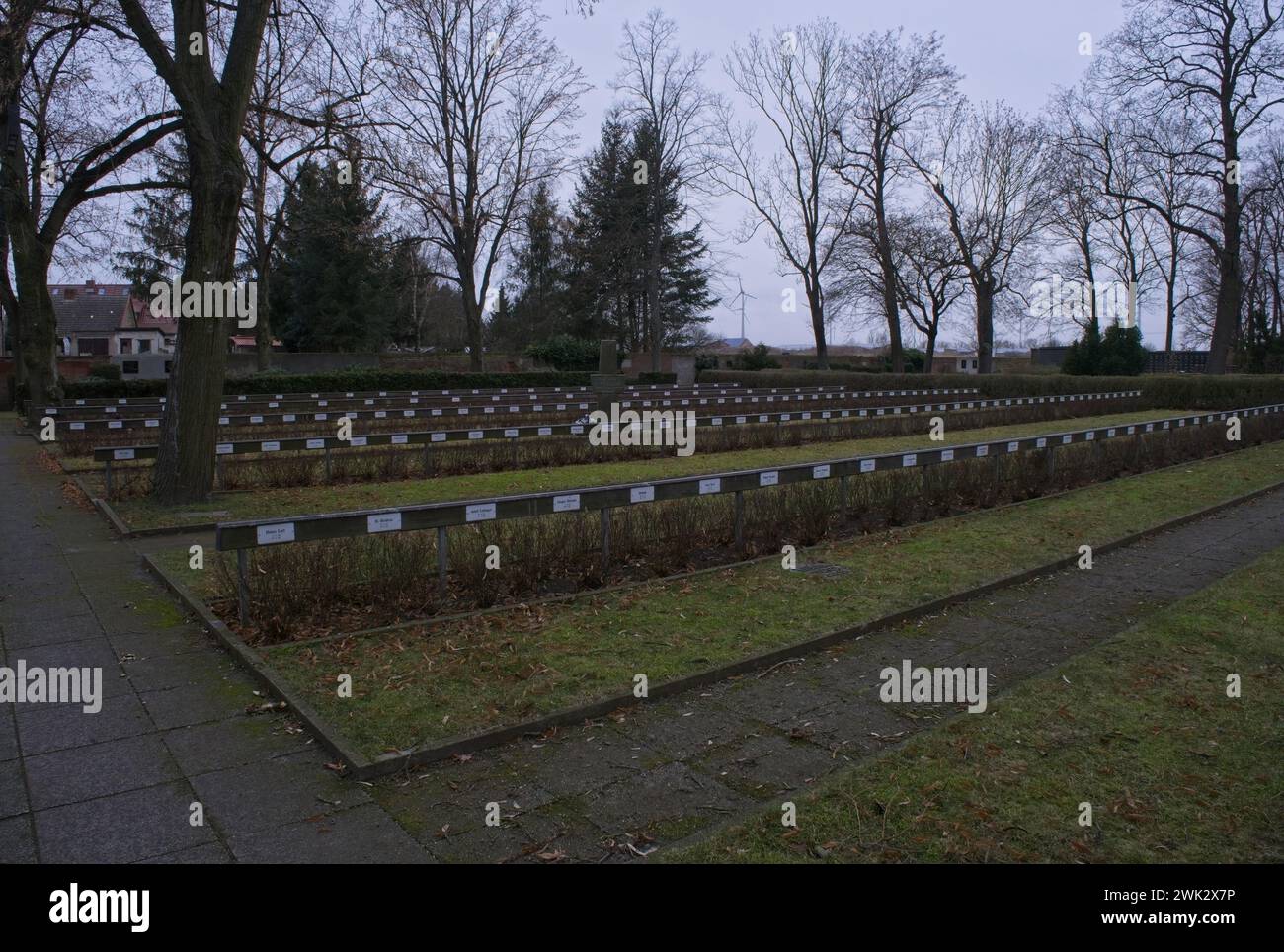 Seelow, Deutschland - 2. Februar 2024: Der Stadtische Friedhof von Seelow beherbergt die Gräber von 649 deutschen Soldaten und Offizieren, die in der Zweiten Welt gefallen sind Stockfoto