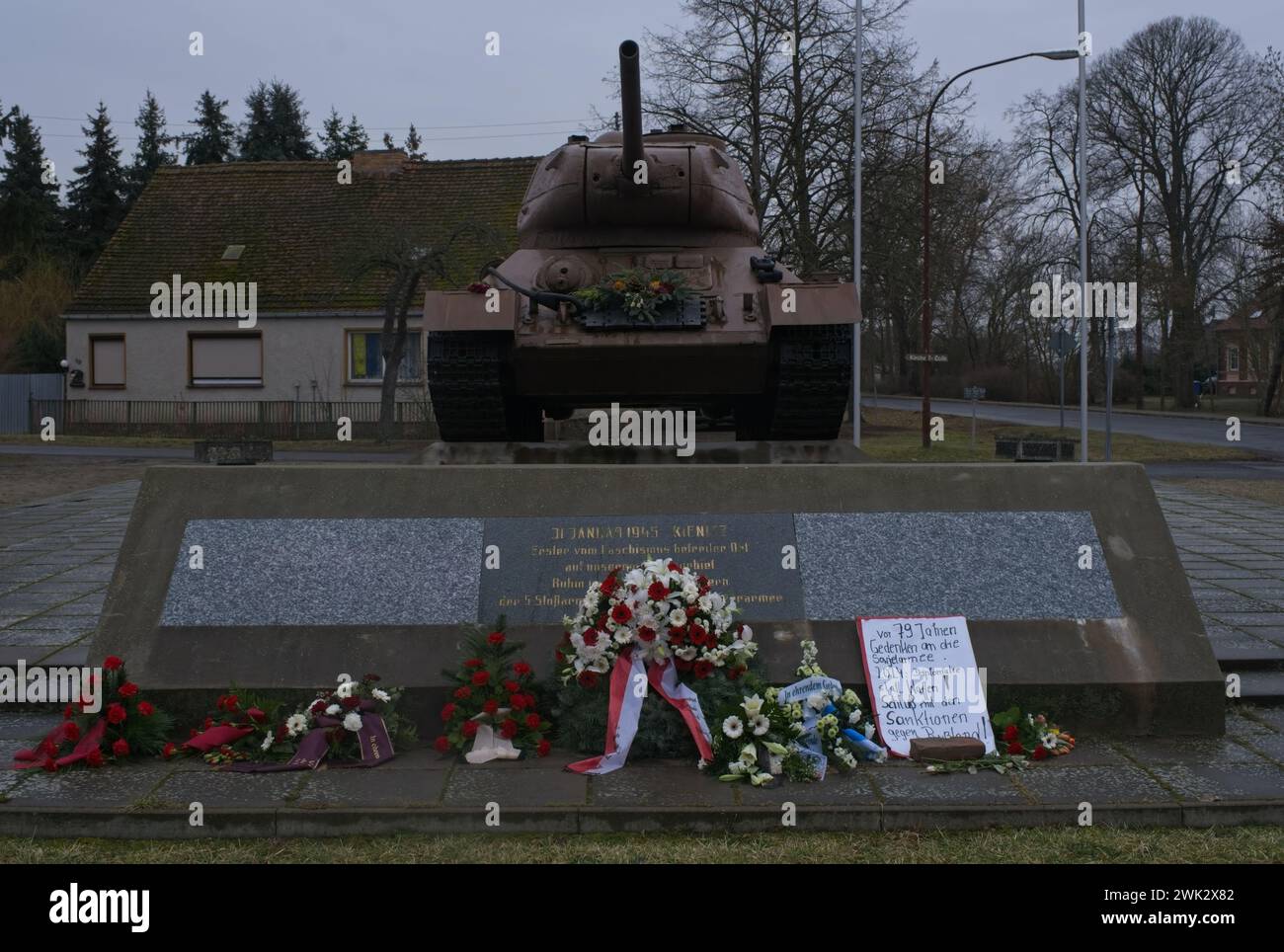 Letschin, Deutschland - 2. Februar 2024. Das sowjetische Panzerdenkmal T-34 in Letschin erinnert an die Überquerung der oder durch die Rote Armee am 31. Januar 194 Stockfoto