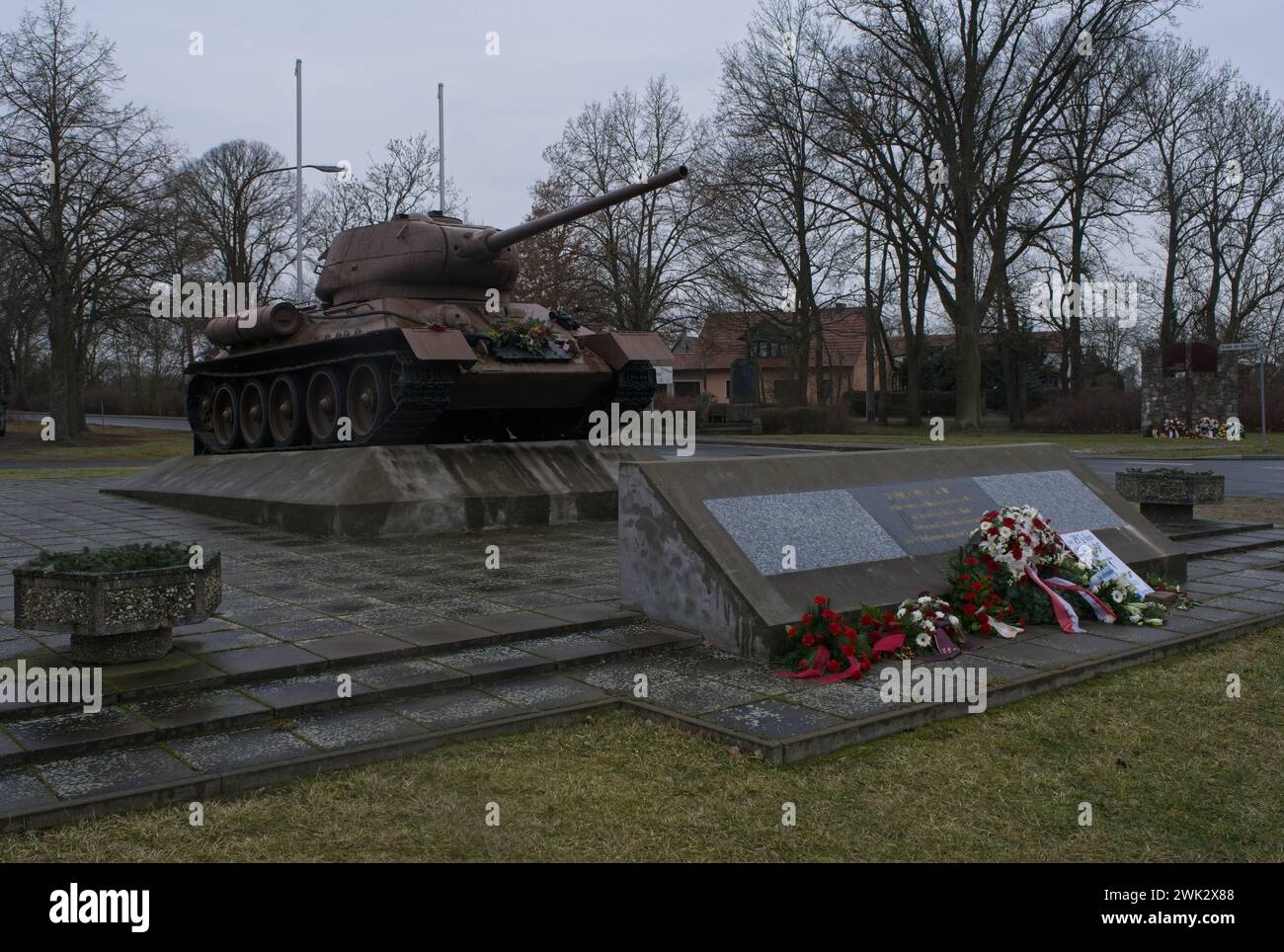 Letschin, Deutschland - 2. Februar 2024. Das sowjetische Panzerdenkmal T-34 in Letschin erinnert an die Überquerung der oder durch die Rote Armee am 31. Januar 194 Stockfoto