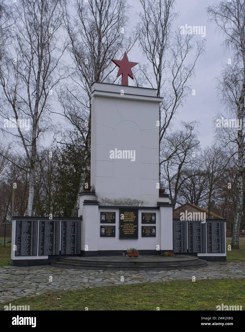 Reitwein, Deutschland - 2. Februar 2024: Auf diesem Kriegsfriedhof der Roten Armee befinden sich die Gräber von 3000 sowjetischen Soldaten, die 1945 während der Zweiten Welt-Wa getötet wurden Stockfoto