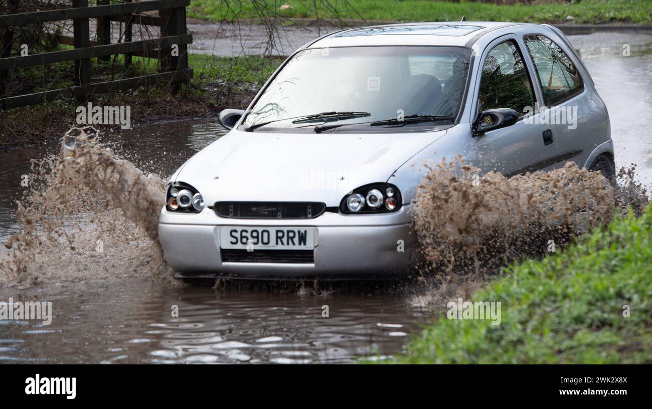 Eton, Windsor, Großbritannien. Februar 2024. Autofahrer, die in einem Land in Eton, Windsor, Berkshire, nach starkem nächtlichem Regen durch Hochwasser fahren. Quelle: Maureen McLean/Alamy Live News Stockfoto